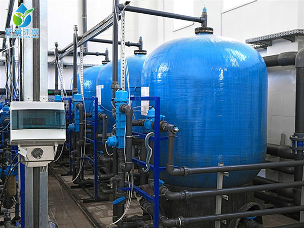 污水處理設(shè)施內(nèi)的藍(lán)色水箱和管道，工業(yè)水廠